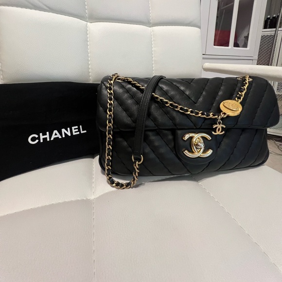 SOLD AUTHENTIC Chanel Medallion Charm Flap Bag ChevronCalfskin Medium - Picture 9 of 10